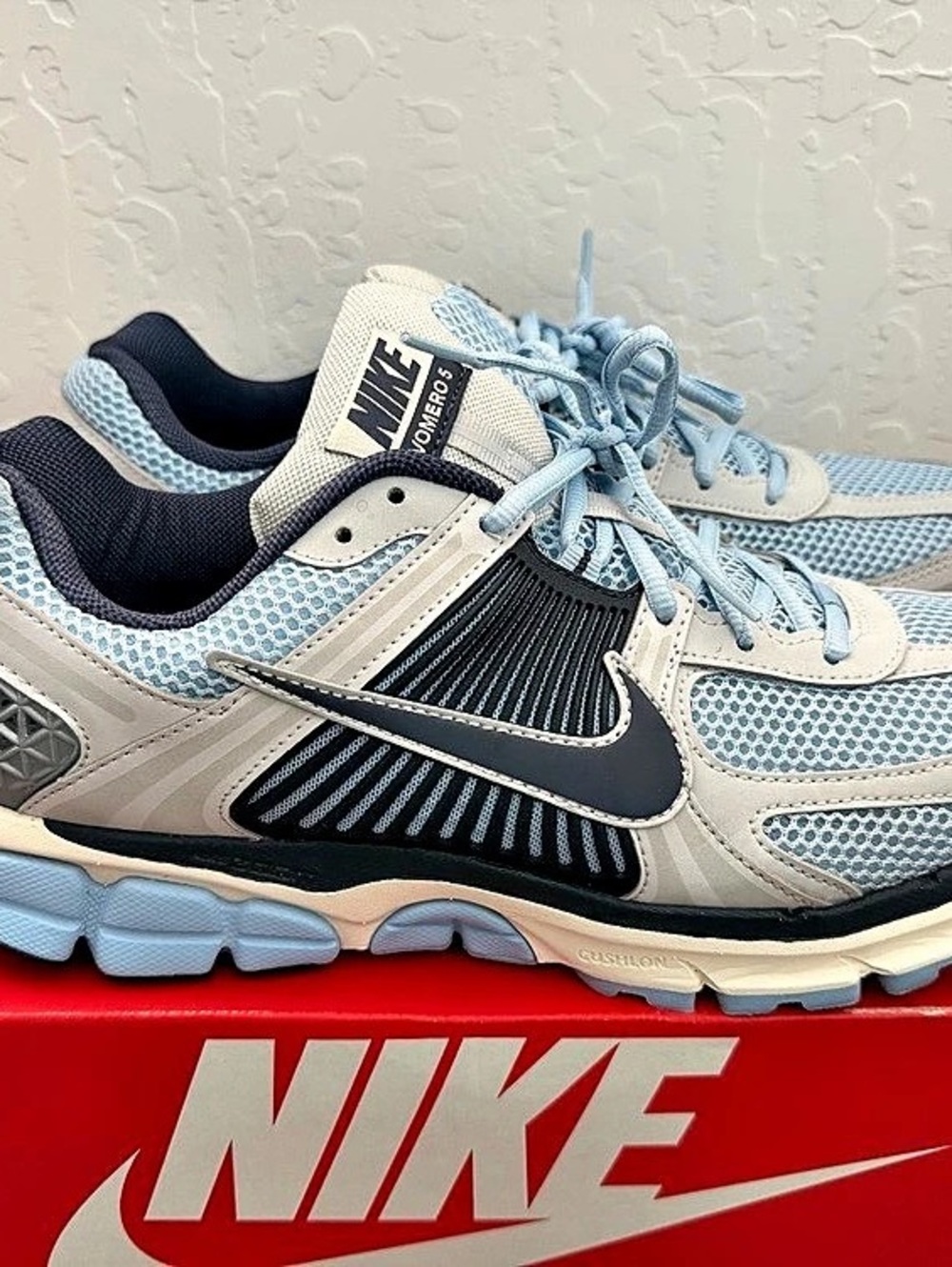 Nike Zoom Vomero 5 Athletic Shoes in White & Blue Size 12